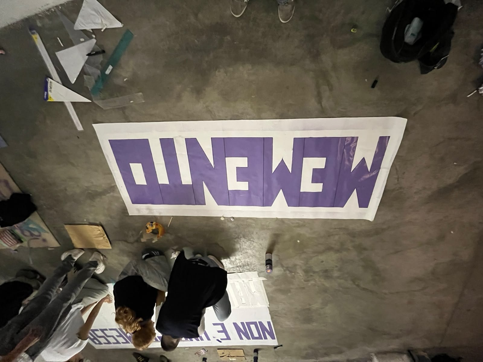 Studenti al lavoro sugli striscioni di Memento